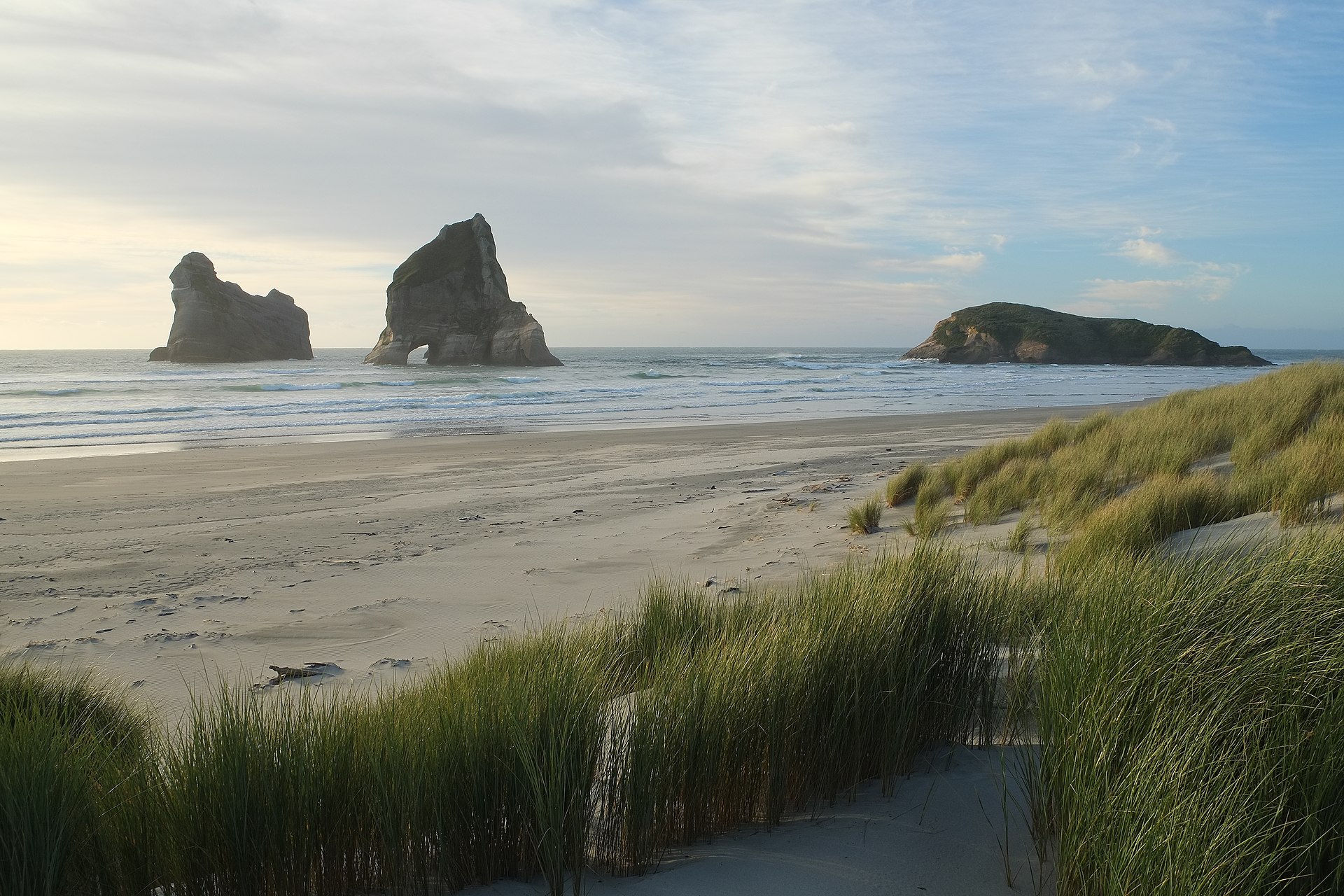 Wharariki Beach与Archway Islands